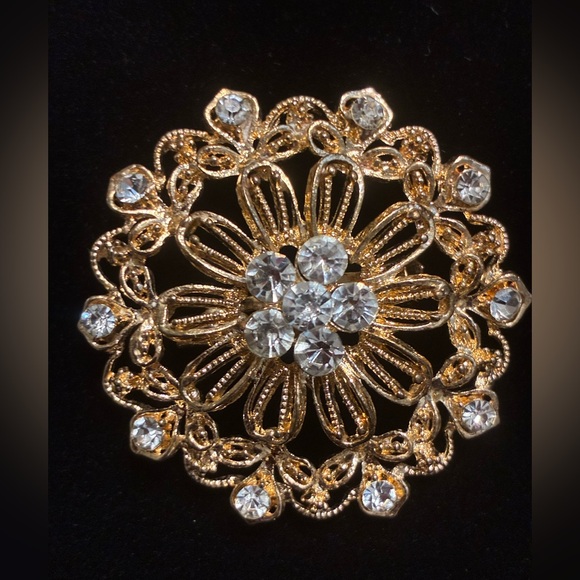 Vintage EUC Gold tone and rhonestone  Brooch - Picture 2 of 9